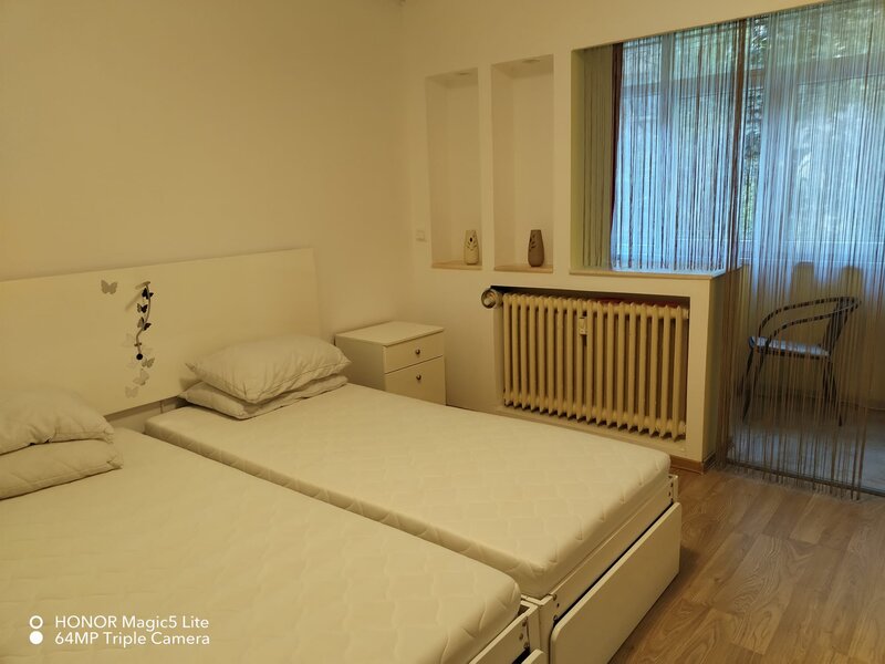 Militari, Apusului, la 1-2 min. de Casa Roz,