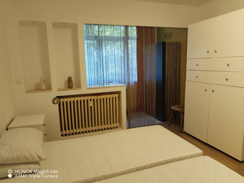 Militari, Apusului, la 1-2 min. de Casa Roz,