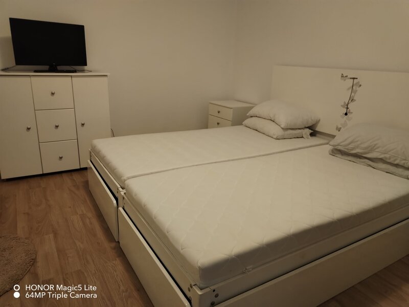 Militari, Apusului, la 1-2 min. de Casa Roz,